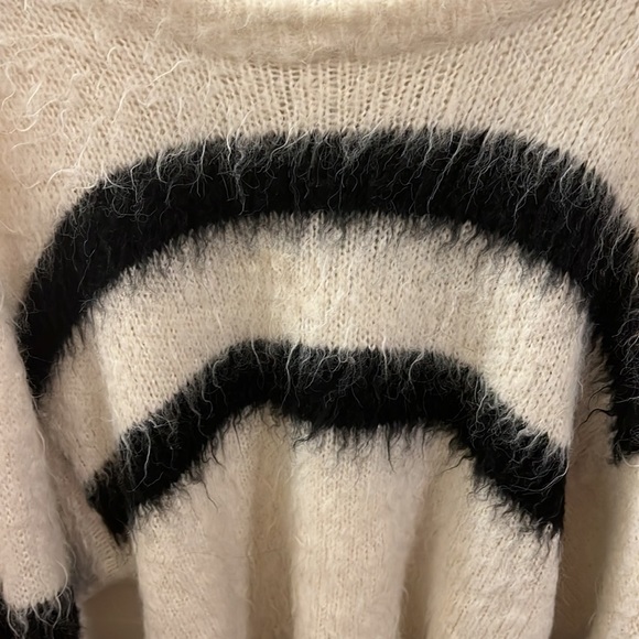 H&M sweater extra small really soft very comfortable - Picture 5 of 8